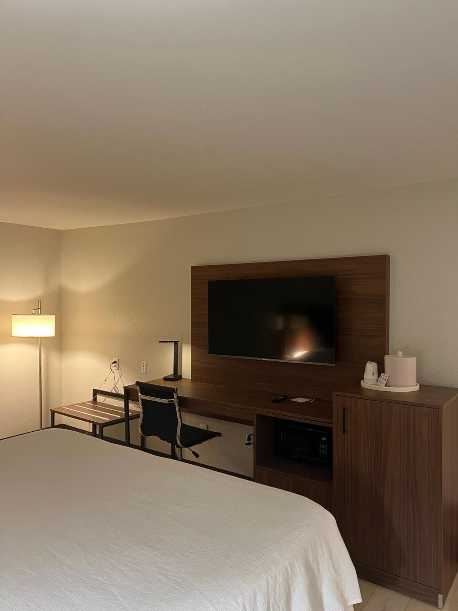 Wingate By Wyndham Dublin Near Claytor Lake State Park Exterior photo